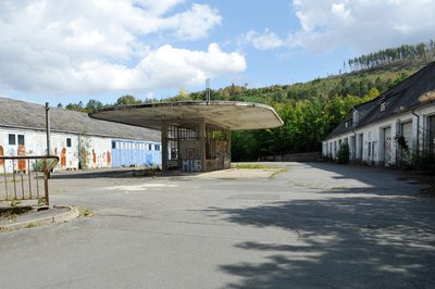 Leerstehende Gebäude einer früheren Kaserne. 