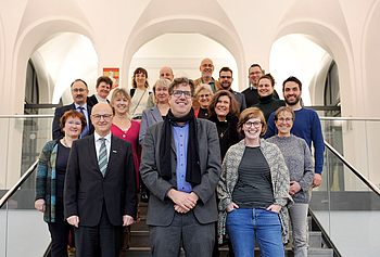 Menschen stehen auf den Treppen