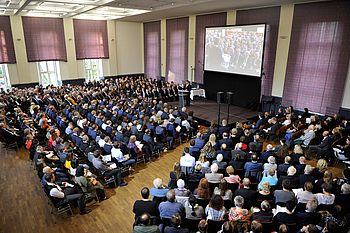 Eine Person hält eine Präsentation vor einem Publikum