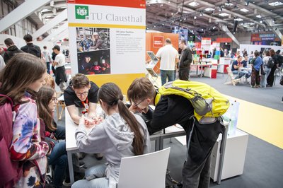 Schüler am Stand der TU Clausthal auf IdeenExpo.