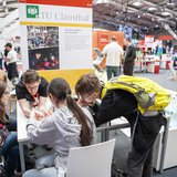 Schüler am Stand der TU Clausthal auf IdeenExpo.