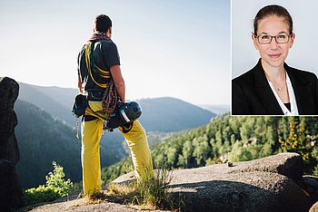 Eine Person steht auf einem großen Felsen neben dem Porträt einer Person 