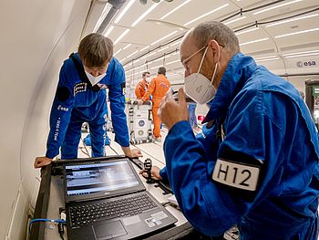 Menschen arbeiten an einem Zero-G-Tunnel