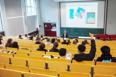 Vorlesungsraum mit Schülern