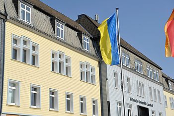 ukrainische und deutsche Flagge vor dem Hauptgebäude der TU Clausthal