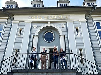 Vier Personen stehen vor der Aula der TU Clausthal