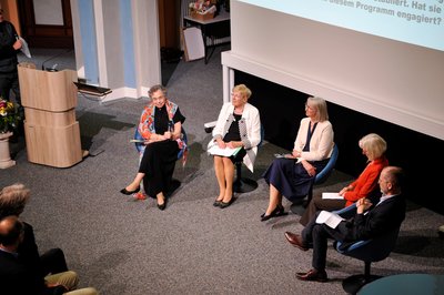 Fünf Personen bei einer Podiumsdiskussion. 