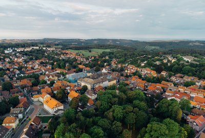 Luftaufnahme von Clausthal-Zellerfeld mit dem Hauptgebäude der Uni. 