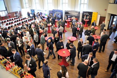 Konferenz in der Clausthaler Aula: Menschen, Ausstellung, Catering. 