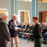 Präsidentin überreicht Golddiplome an Jubilare. 