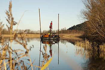 Ein Gerät treibt auf dem Wasser 