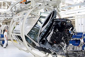 Autofließband in einer Fabrik