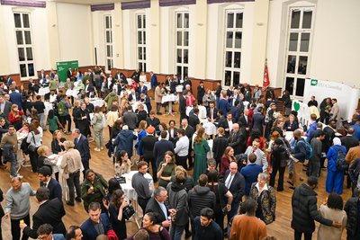 Aula gefüllt mit Menschen.