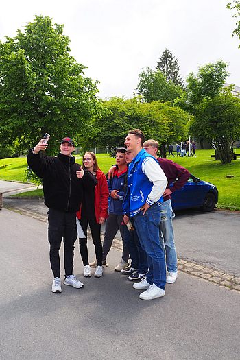 Personen auf der Straße machen ein Selfie