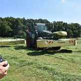 Landmaschine, die über einen Acker fährt. 