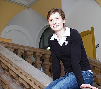 Person sitzt auf der Treppe 