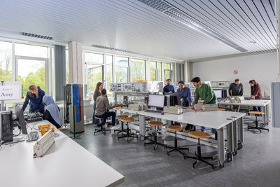 Studierende beim Praktikum Elektrotechnik. 