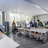 Studierende beim Praktikum Elektrotechnik. 