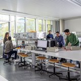 Studierende beim Praktikum Elektrotechnik. 