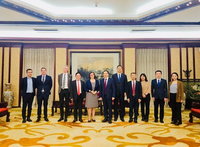 Elf Personen stellen sich in repräsentativem Rahmen in einer chinesischen Universität zum Gruppenbild.