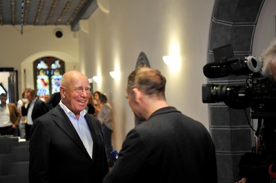 Ein Mann gibt einem Fernsehjournalisten ein Interview.