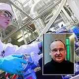 Person arbeitet an einer Maschine neben dem Porträt einer Person