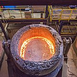Geschmolzenes Metall in einem großen Behälter