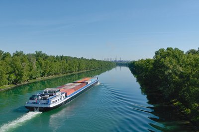 Schiff fährt über Binnenwasser.