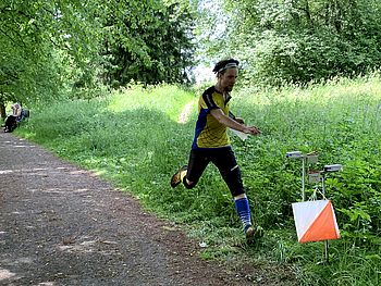 Person läuft im Wald