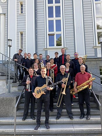 Die Big Band der TU Clausthal auf der Treppe