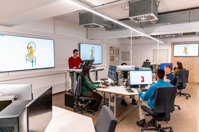 Clausthaler Studierende in modernem, digitalen Seminarraum. 