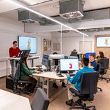 Clausthaler Studierende in modernem, digitalen Seminarraum. 