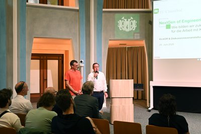 Zwei Herren moderieren einen Workshop in der Clausthaler Aula. 