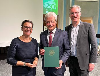 Die Präsidentin steht mit Herrn Grethe und Herrn Groebler zusammen. 