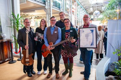 Gruppe von sechs Personen präsentiert den IHK-Technologietransferpreis 2025.