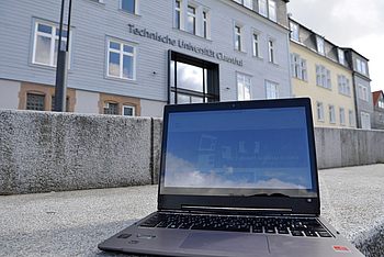 Laptop vor dem Hauptgebäude der TU Clausthal