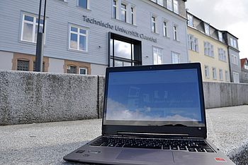 Laptop vor dem Hauptgebäude der TU Clausthal