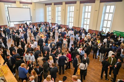 Sektempfang im Plenumssaal.