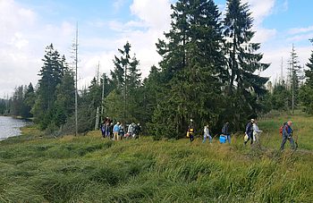 Bild_5_Exkursionsgruppe_im_Moor_am_Oderteich_ce.jpg