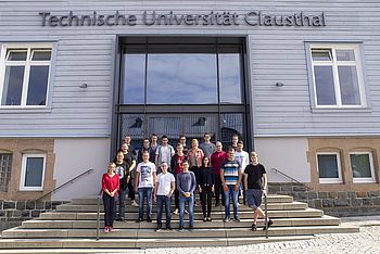 Studierende stehen auf der Treppe des Hauptgebäudes der TU Clausthal