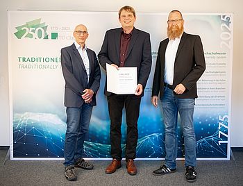 Von links stehen Prof. Hartmann, Prof. Ehlers und Prof. Sackbrook.
