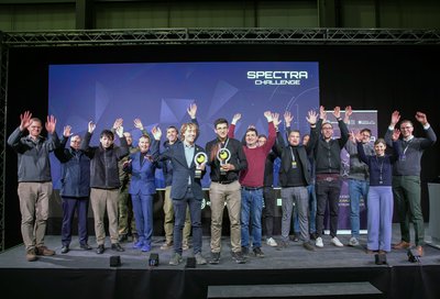 Siegerehrung mit etwa 20 Personen auf einer großen Bühne. 