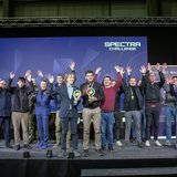 Siegerehrung mit etwa 20 Personen auf einer großen Bühne. 