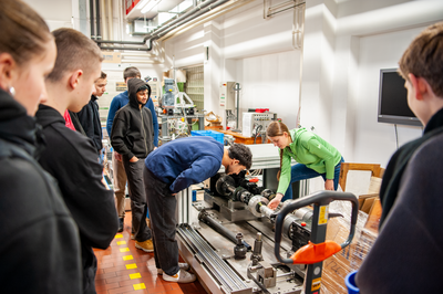 Schüler in der Maschinenhalle