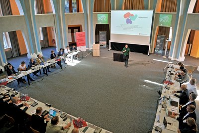 Klausurtagung mit rund 20 Personen in einer Aula. 