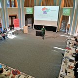 Klausurtagung mit rund 20 Personen in einer Aula. 