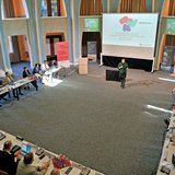 Klausurtagung mit rund 20 Personen in einer Aula. 