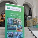 Ein Roll-up, also eine Schautafel, steht im Haupteingang zur Technischen Universität Clausthal. 