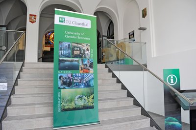 Ein Roll-up, also eine Schautafel, steht im Haupteingang zur Technischen Universität Clausthal. 