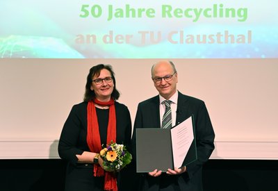 Präsidentin und Prof. Goldmann mit Urkunde. 